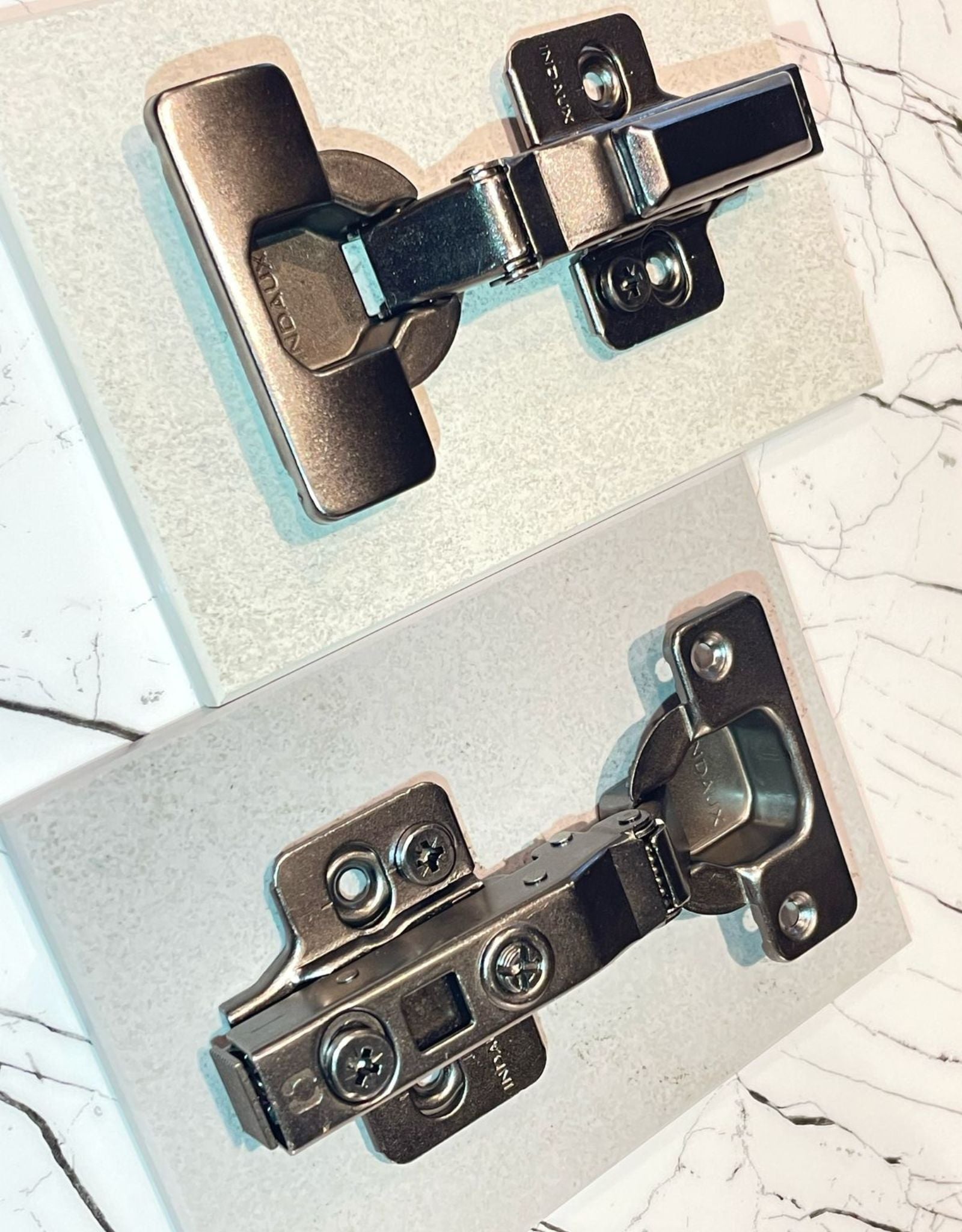 Kit de 4 Charnieres a frein réglage 3D avec cache décoratif.