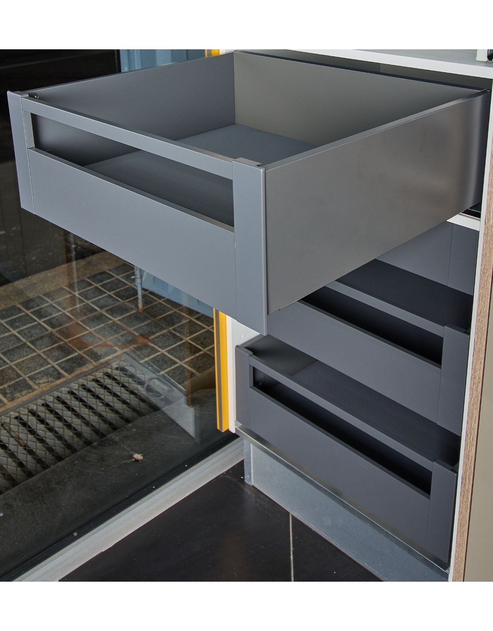 Casserolier a l'anglaise face métal encastrable en meuble pour colonne